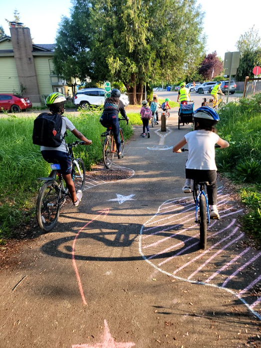 一群学生在小路上骑自行车