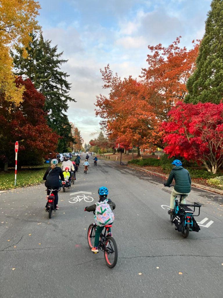 一群学生在街上骑自行车