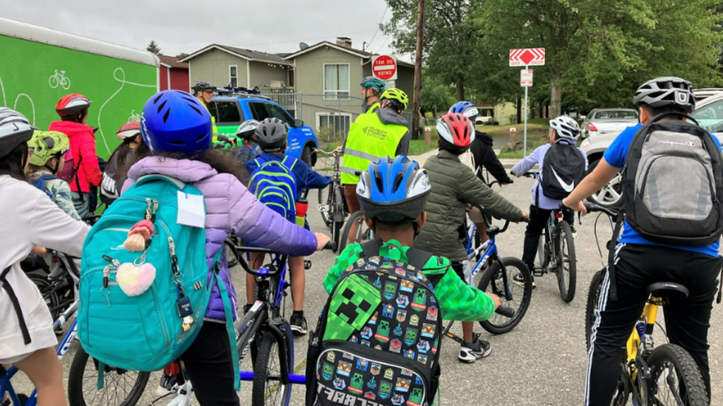 一群学生骑着自行车准备去上学